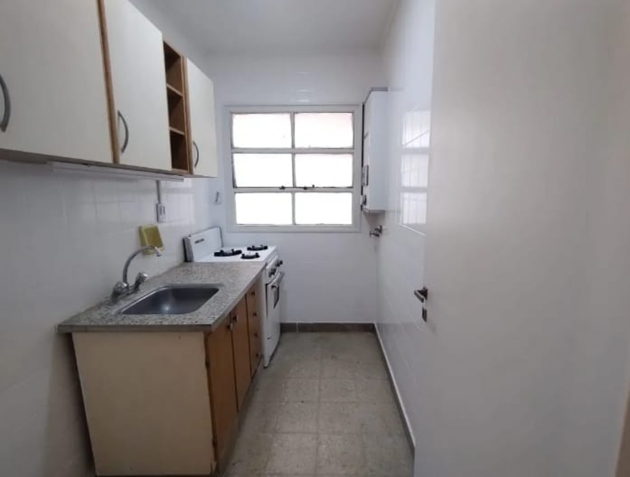 URIBURU 200, Venta; EXCELENTE DEPTO 2 AMB APTO PROF 1er piso c/Patio Propio Mtrs Av Rivadavia, Subte. Expensas ;  $ 65.000.-