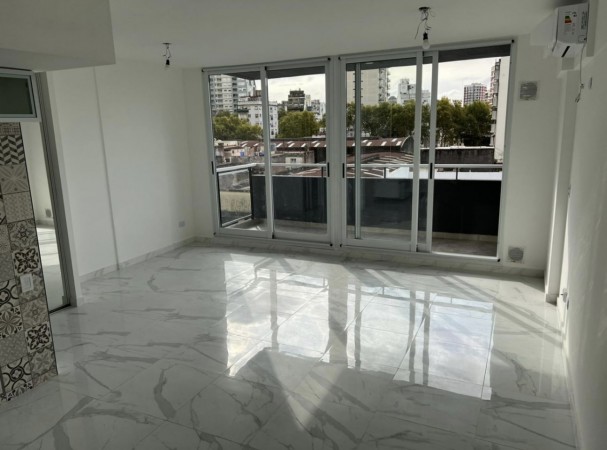 Av. Belgrano 3500, venta ambiente de categoría 