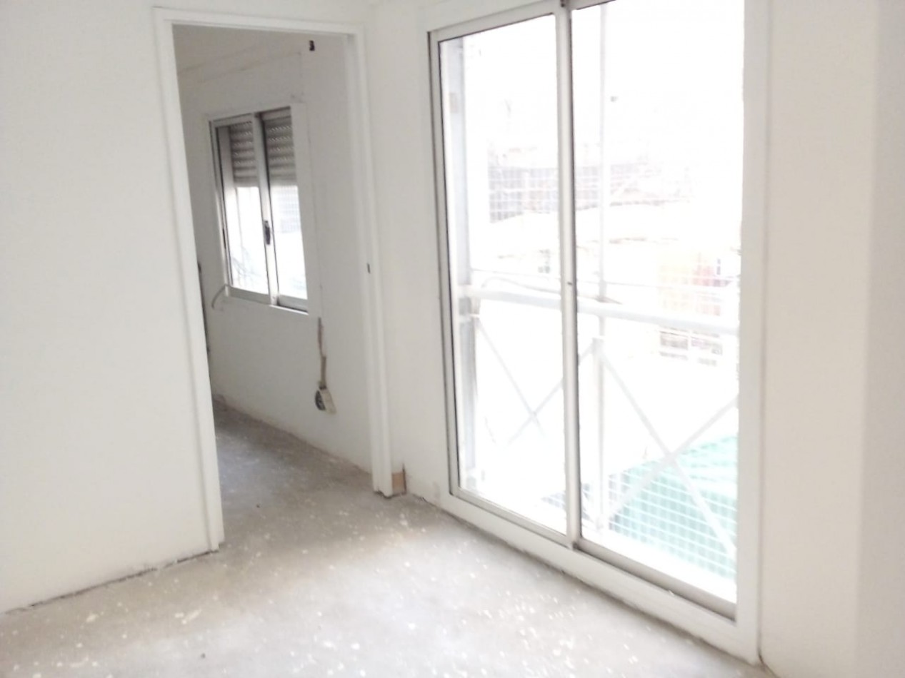 PERON 4100, VENTA 2 AMB A NUEVO