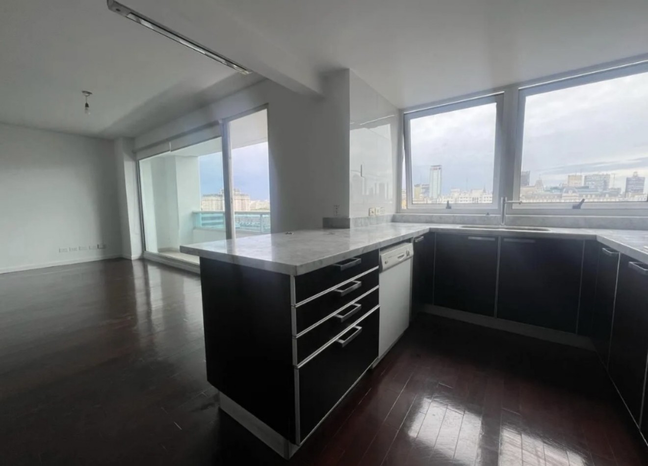 JUANA MANSO 670, VENTA DEPARTAMENTO DE TRES AMBIENTES