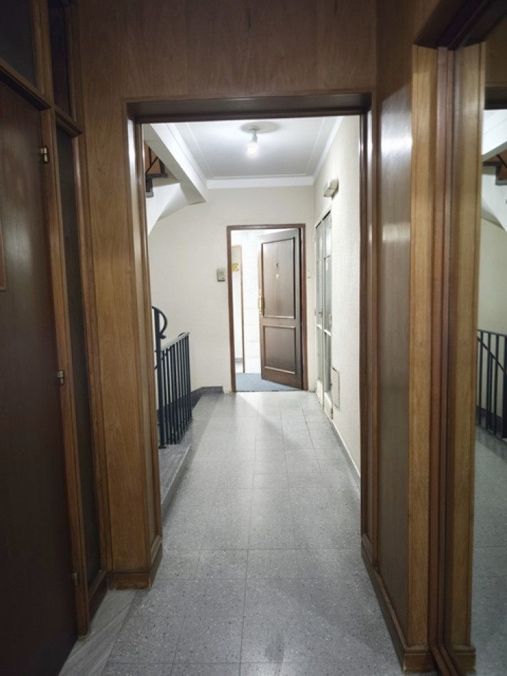 HIPOLITO YRIGOYEN 600, VENTA Genial depto 2 AMB + ESCRITORIO, Completamente  a Nuevo 