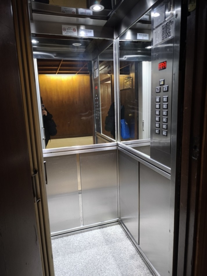 HIPOLITO YRIGOYEN 600, VENTA Genial depto 2 AMB + ESCRITORIO, Completamente  a Nuevo 