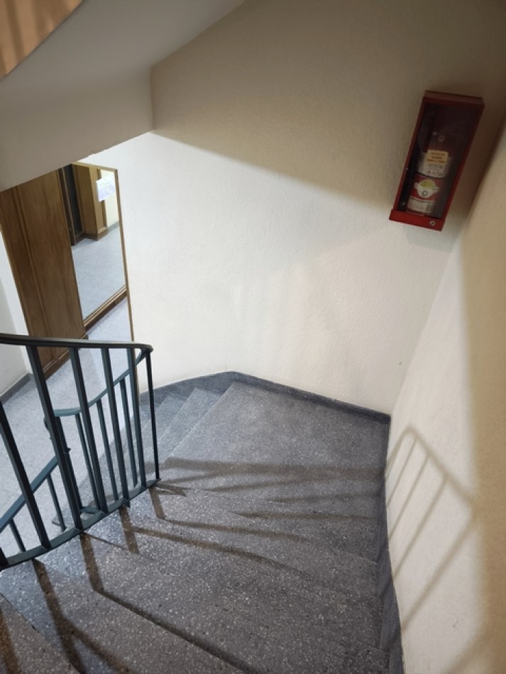 HIPOLITO YRIGOYEN 600, VENTA Genial depto 2 AMB + ESCRITORIO, Completamente  a Nuevo 