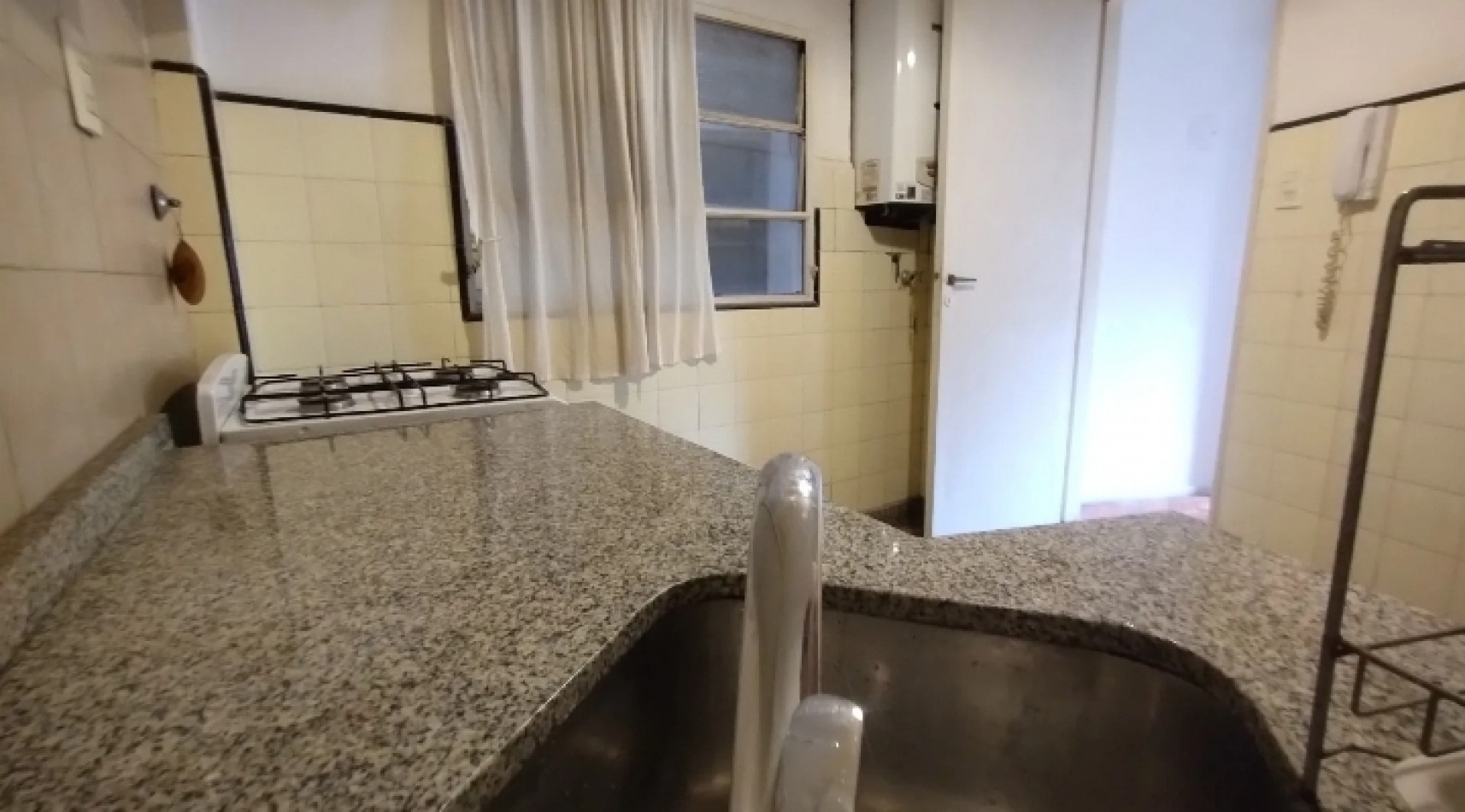 Av EVA PERON 1500, Venta Excelente Depto 2 AMB al Fte Mismo del PARQUE, Todo Luz Sol y Vista IMPEC ESTADO y UBICACION 