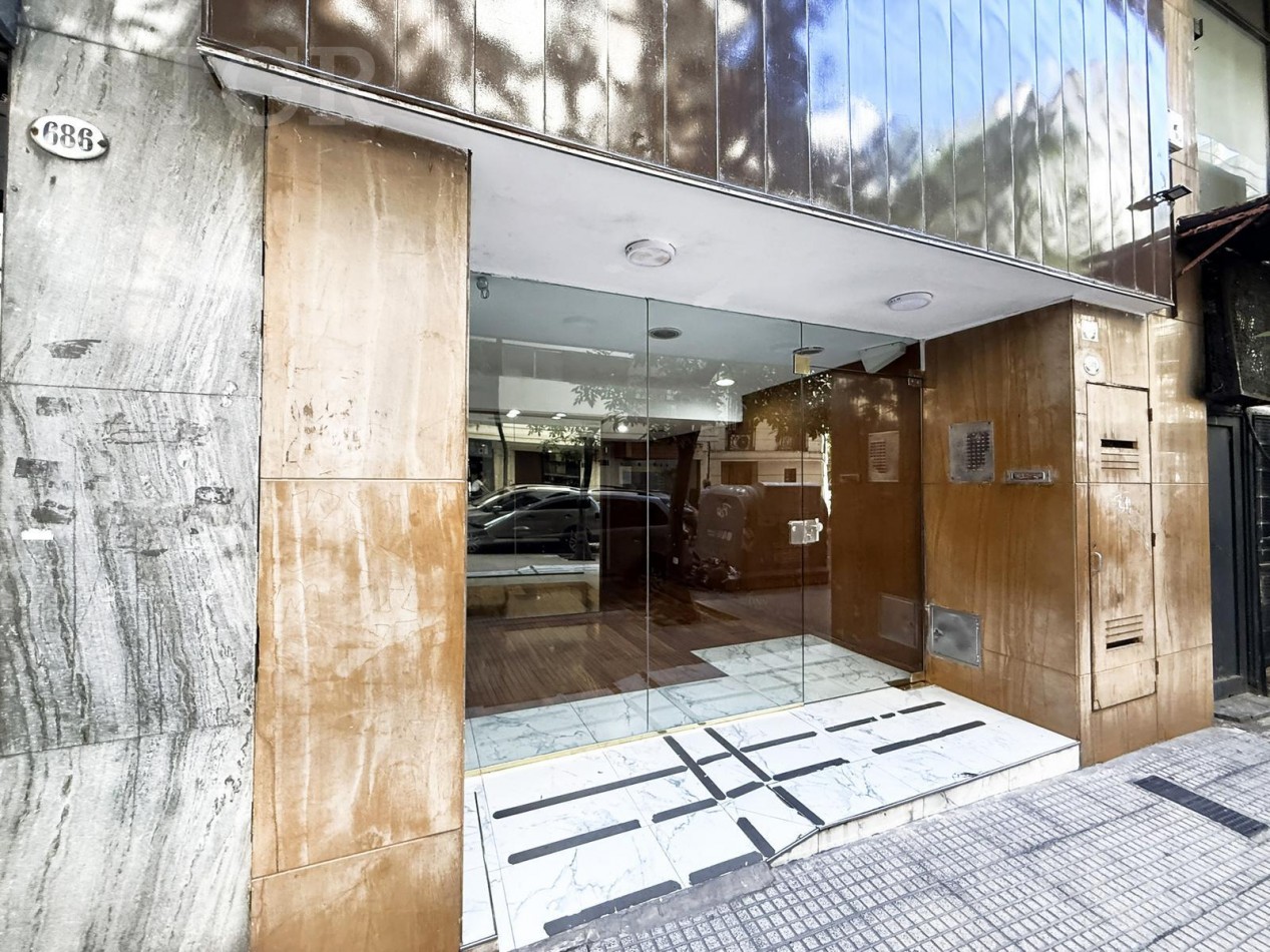 JUNIN 700, VENTA MONOAMBIENTE AL FRENTE CON BALCON TERRAZA