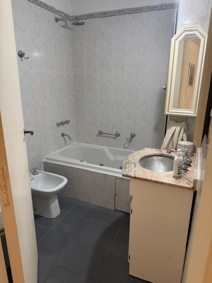 FRENCH 3000, VENTA SEMI-PISO CUATRO AMBIENTES CON DEPENDENCIA Y COCHERA 