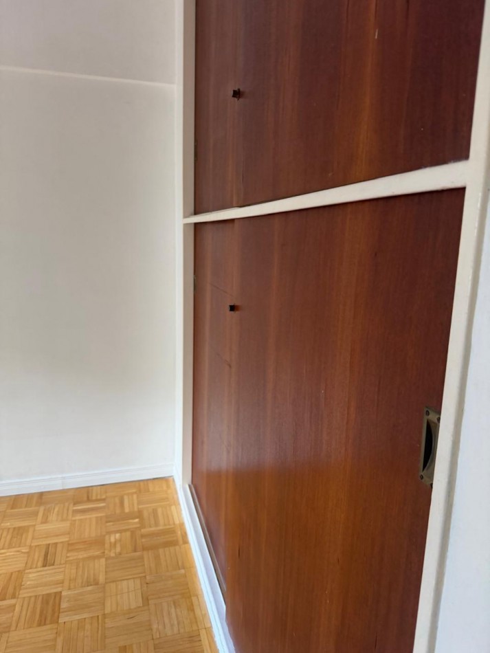 FRENCH 3000, VENTA SEMI-PISO CUATRO AMBIENTES CON DEPENDENCIA Y COCHERA 