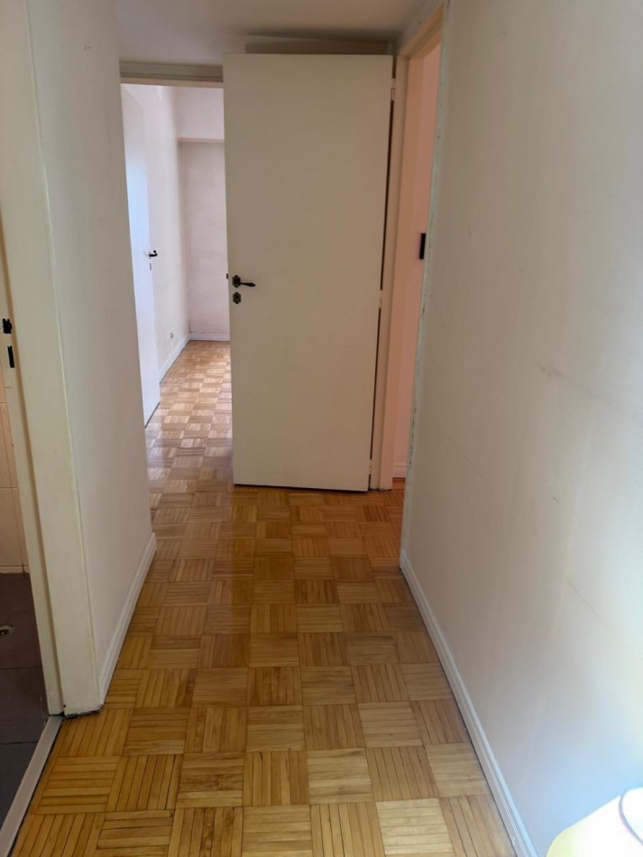 FRENCH 3000, VENTA SEMI-PISO CUATRO AMBIENTES CON DEPENDENCIA Y COCHERA 