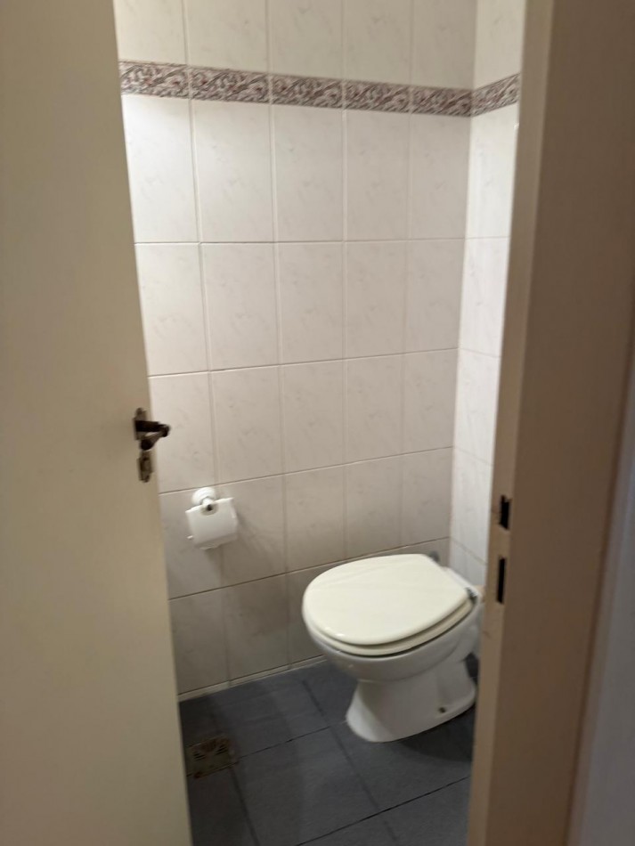 FRENCH 3000, VENTA SEMI-PISO CUATRO AMBIENTES CON DEPENDENCIA Y COCHERA 