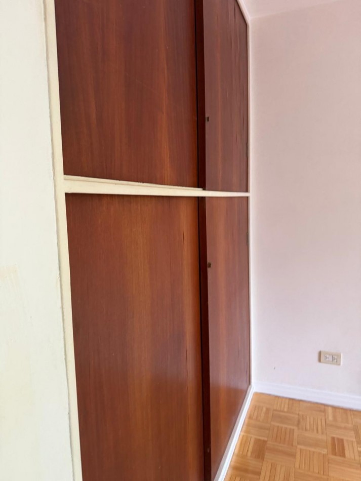 FRENCH 3000, VENTA SEMI-PISO CUATRO AMBIENTES CON DEPENDENCIA Y COCHERA 