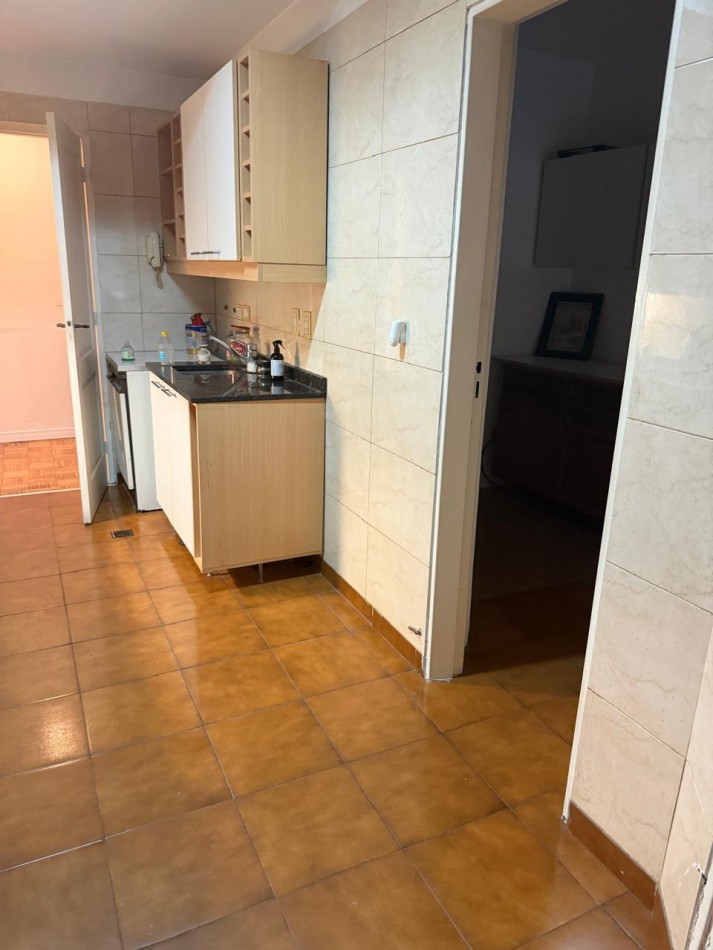 FRENCH 3000, VENTA SEMI-PISO CUATRO AMBIENTES CON DEPENDENCIA Y COCHERA 