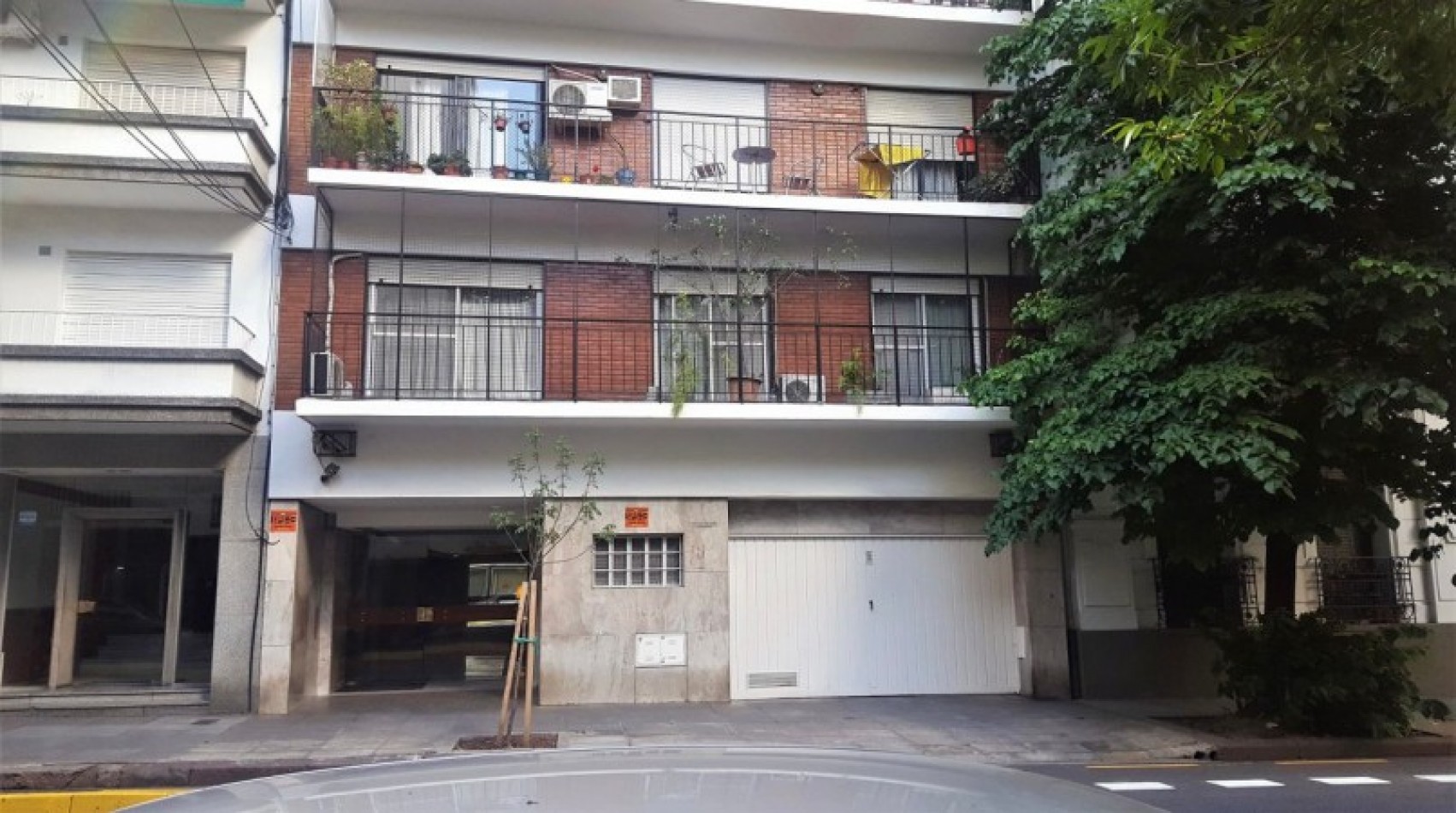 FRENCH 3000, VENTA SEMI-PISO CUATRO AMBIENTES CON DEPENDENCIA Y COCHERA 