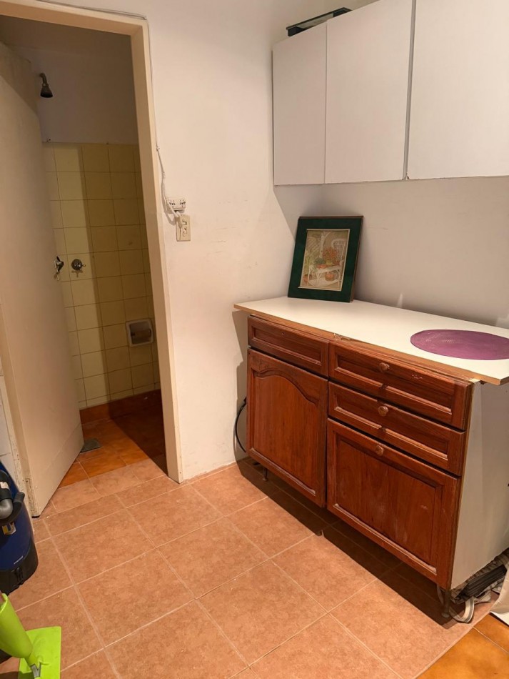 FRENCH 3000, VENTA SEMI-PISO CUATRO AMBIENTES CON DEPENDENCIA Y COCHERA 