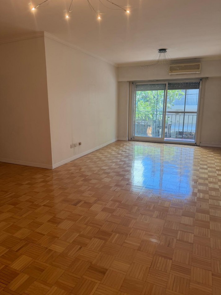 FRENCH 3000, VENTA SEMI-PISO CUATRO AMBIENTES CON DEPENDENCIA Y COCHERA 