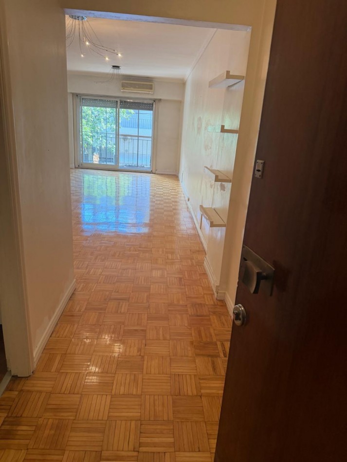 FRENCH 3000, VENTA SEMI-PISO CUATRO AMBIENTES CON DEPENDENCIA Y COCHERA 