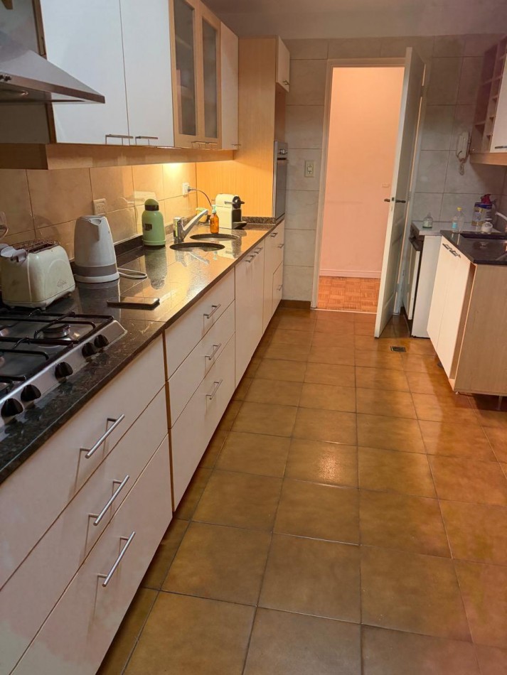 FRENCH 3000, VENTA SEMI-PISO CUATRO AMBIENTES CON DEPENDENCIA Y COCHERA 