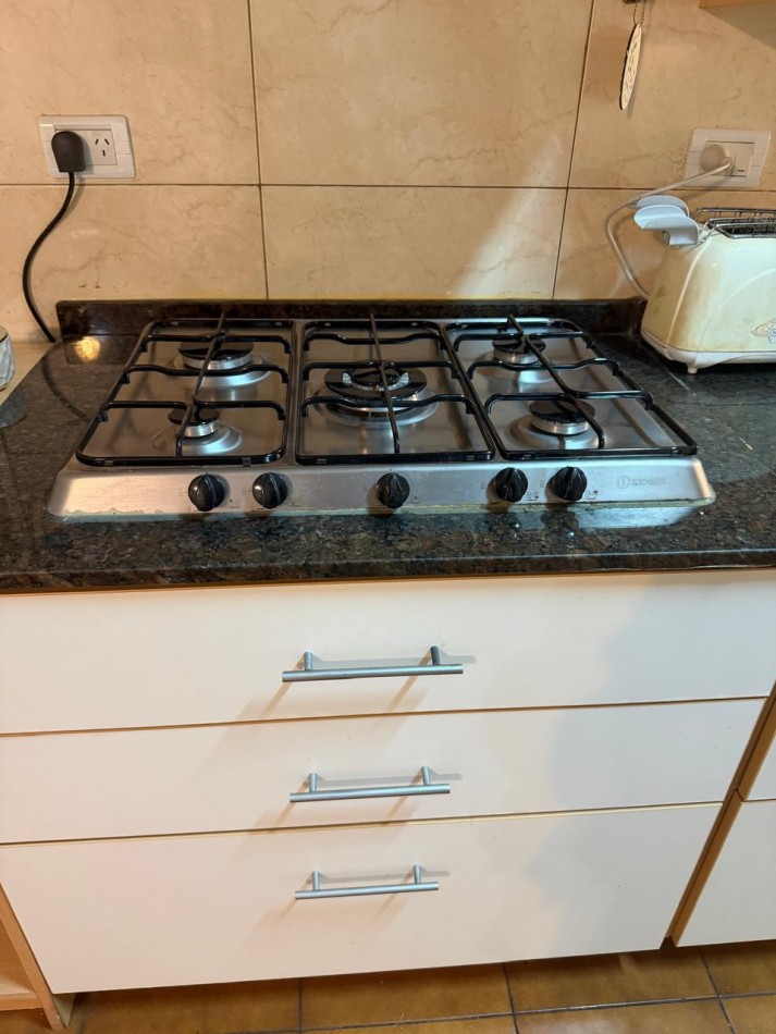 FRENCH 3000, VENTA SEMI-PISO CUATRO AMBIENTES CON DEPENDENCIA Y COCHERA 