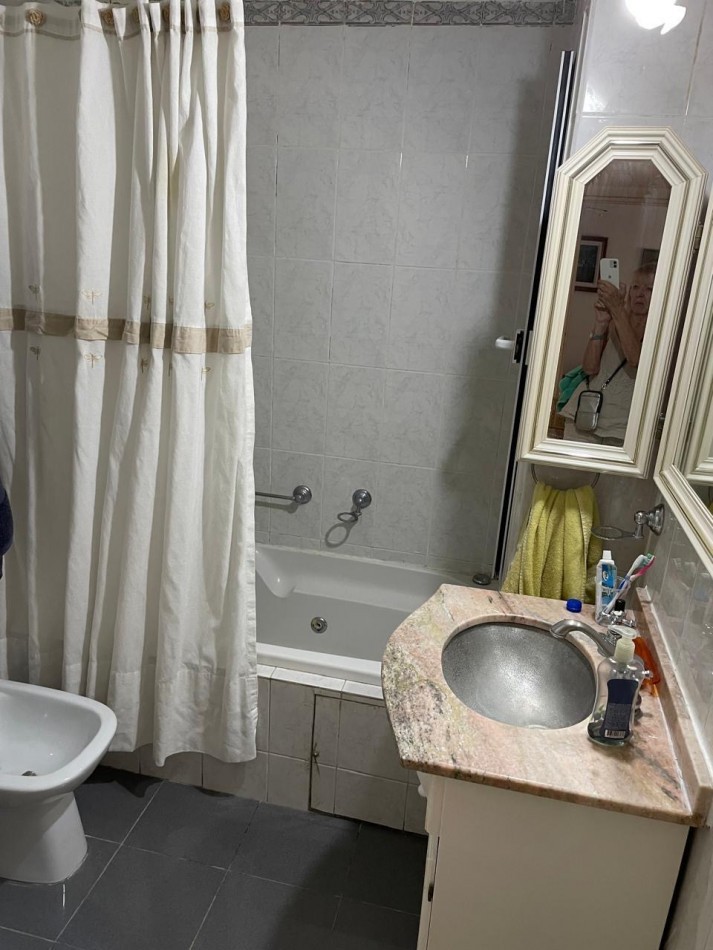 FRENCH 3000, VENTA SEMI-PISO CUATRO AMBIENTES CON DEPENDENCIA Y COCHERA 