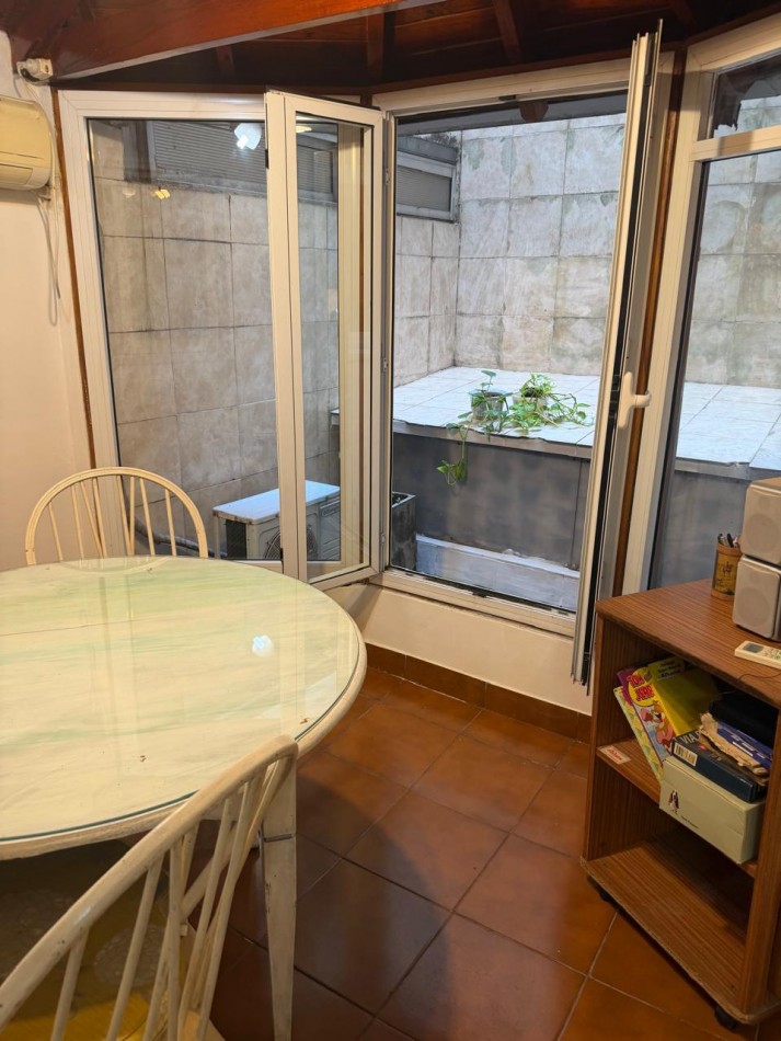 FRENCH 3000, VENTA SEMI-PISO CUATRO AMBIENTES CON DEPENDENCIA Y COCHERA 