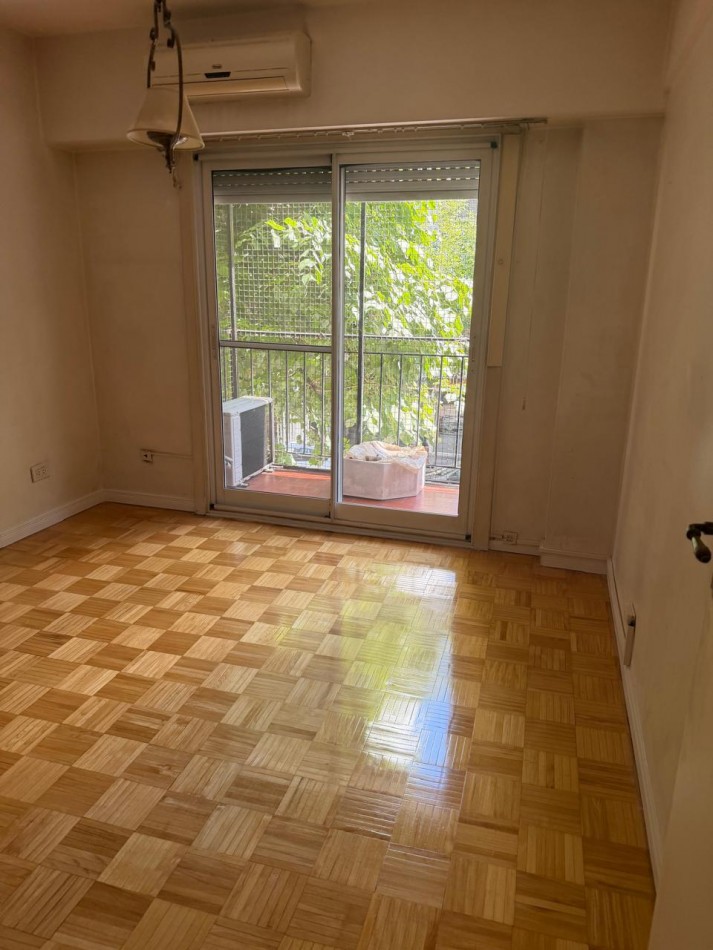 FRENCH 3000, VENTA SEMI-PISO CUATRO AMBIENTES CON DEPENDENCIA Y COCHERA 