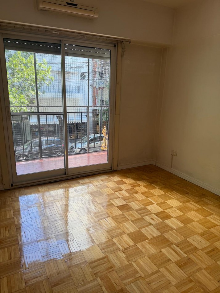 FRENCH 3000, VENTA SEMI-PISO CUATRO AMBIENTES CON DEPENDENCIA Y COCHERA 