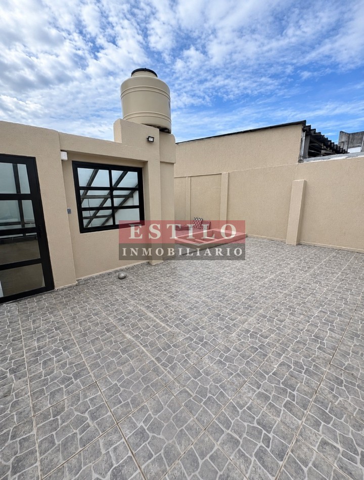 Excelente PH tipo casa de 3 ambientes con entrada independiente y cochera 