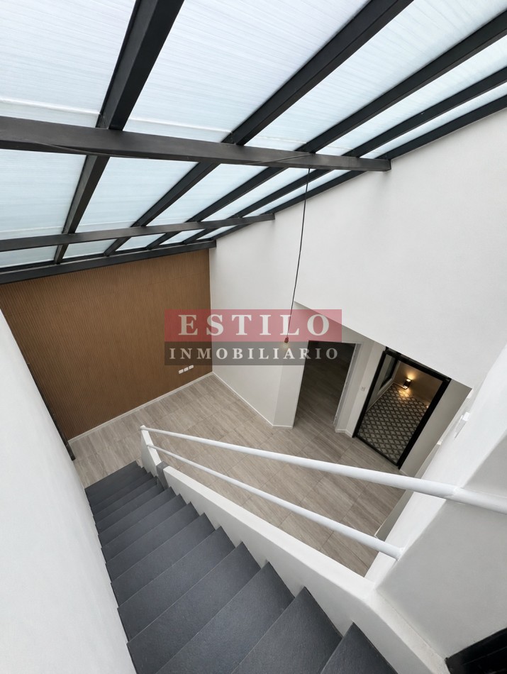 Excelente PH tipo casa de 3 ambientes con entrada independiente y cochera 
