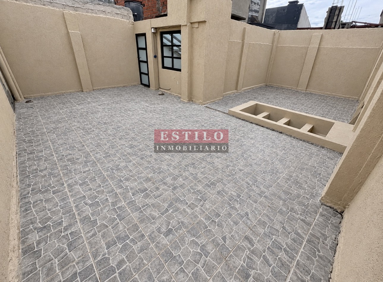 Excelente PH tipo casa de 3 ambientes con entrada independiente y cochera 