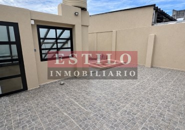 Excelente PH tipo casa de 3 ambientes con entrada independiente y cochera 